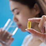 fata care ia pastila de vitamina vindecadai