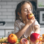 fetita care mananca fructe vindecadai