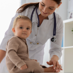 bebelus la doctor vindecadai