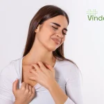 Femeie care se scarpina pe gat