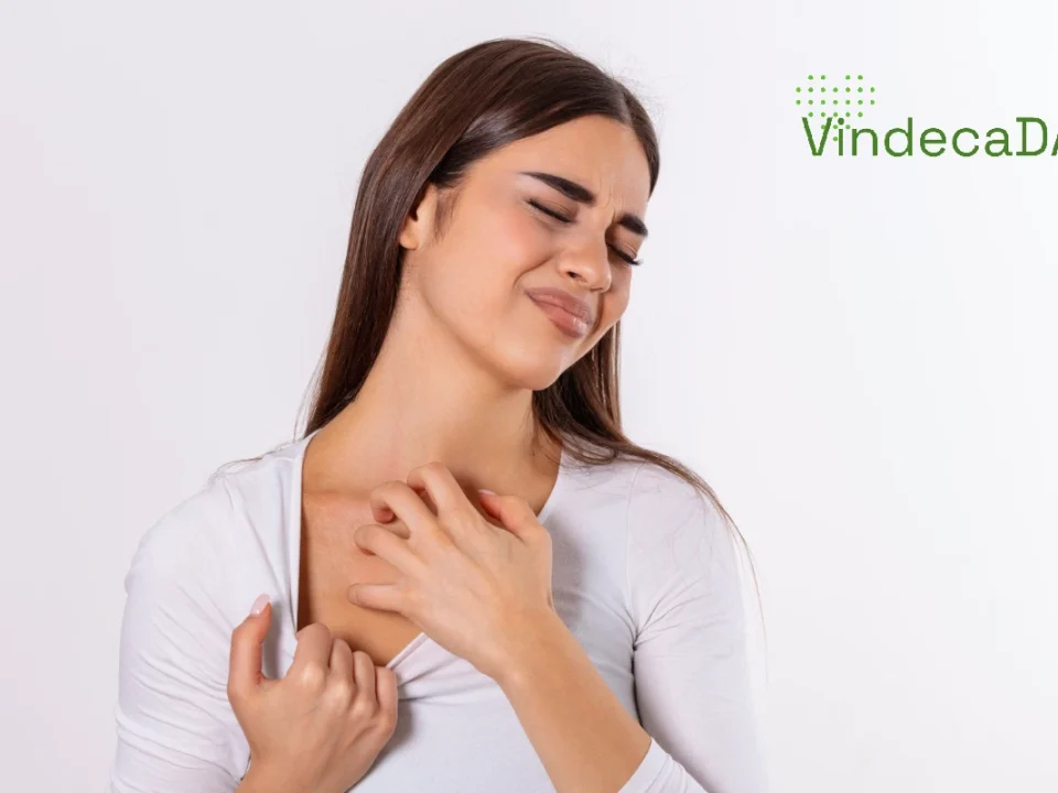 Femeie care se scarpina pe gat