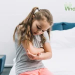 Fetita care isi trage cotul mai aproape sa se uite la el