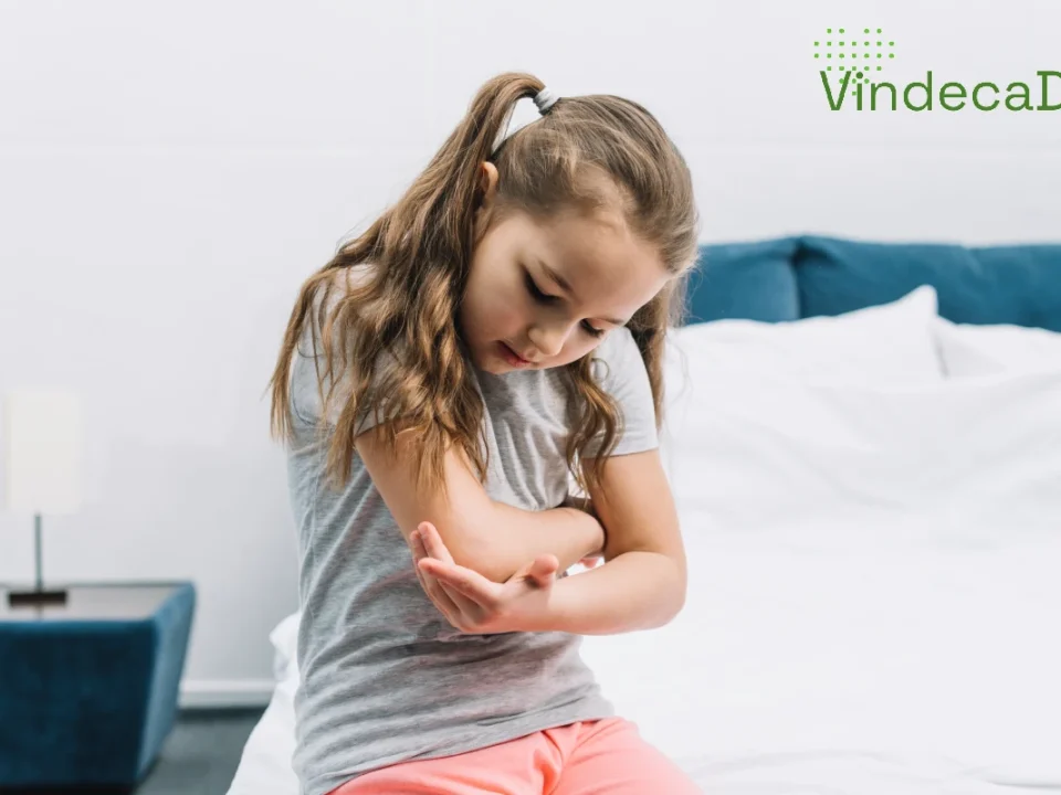 Fetita care isi trage cotul mai aproape sa se uite la el