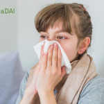 Fetita care isi sufla nasucul