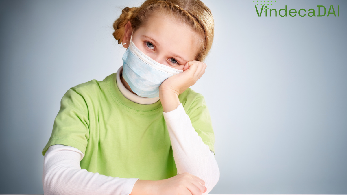 Fetita care poarta masca