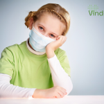 Fetita care poarta masca