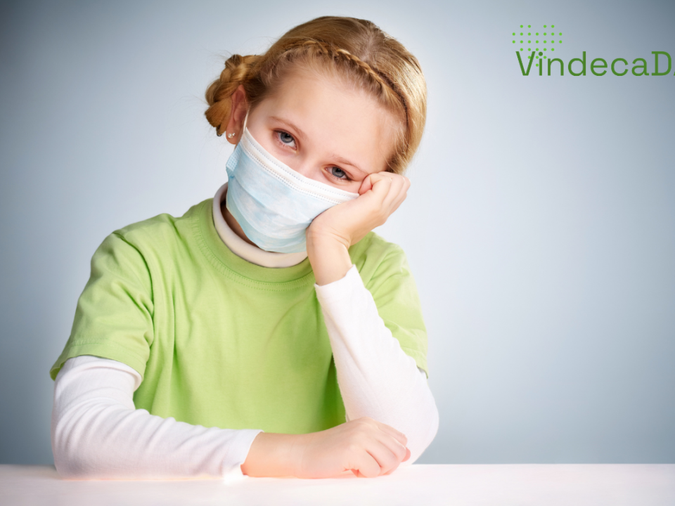 Fetita care poarta masca