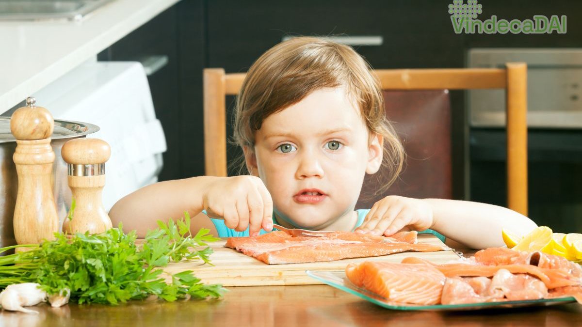 Fetita care se uita la mancare