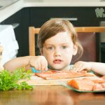 Fetita care se uita la mancare