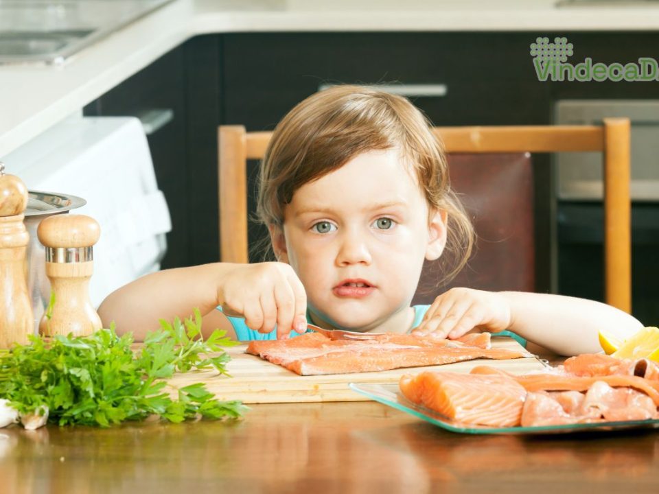 Fetita care se uita la mancare