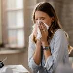 Femeie care stranuta