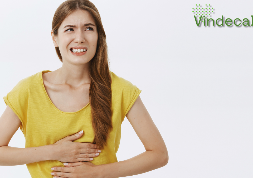 Femeie se strange de stomac