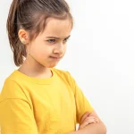 Fetita nervoasa care se scarpina